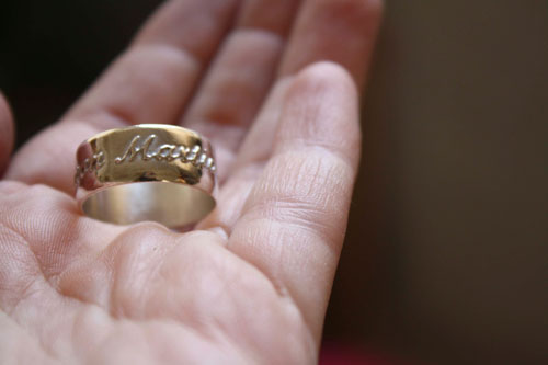 Lien de famille, bague personnalisée avec gravure sur mesure de noms en relief en argent