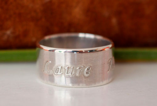Lien de famille, bague personnalisée avec gravure sur mesure de noms en relief en argent