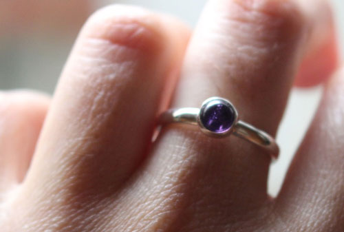 Lilas, bague mois de naissance de février en argent et améthyste