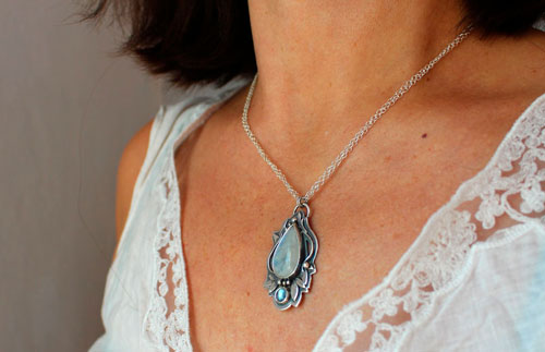 Luinil, collier elfique en argent, zircon bleu et labradorite blanche 