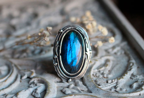 Lune de givre sur la forêt, bague ajustable lune féérique en argent et labradorite, Collection Briller dans la nuit