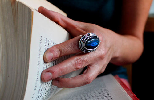 Lune de givre sur la forêt, bague ajustable lune féérique en argent et labradorite, Collection Briller dans la nuit