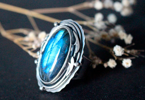 Lune de givre sur la forêt, bague ajustable lune féérique en argent et labradorite, Collection Briller dans la nuit