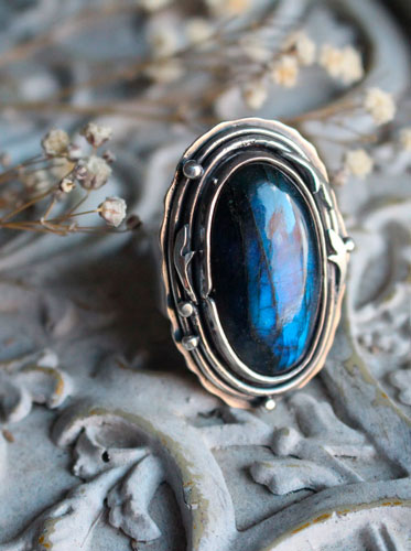 Lune de givre sur la forêt, bague ajustable lune féérique en argent et labradorite, Collection Briller dans la nuit