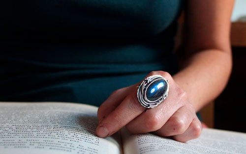 Lune de givre sur la forêt, bague ajustable lune féérique en argent et labradorite, Collection Briller dans la nuit