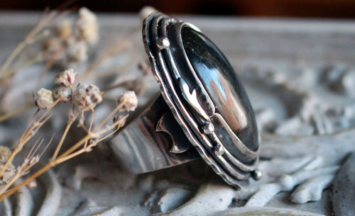 Lune de givre sur la forêt, bague ajustable lune féérique en argent et labradorite, Collection Briller dans la nuit