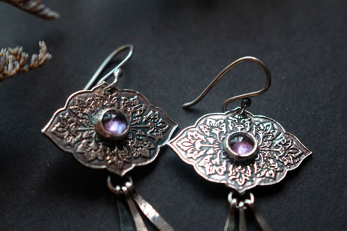 Magnolia, boucles d’oreilles langage des fleurs en argent et alexandrite 