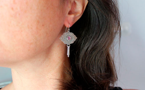 Magnolia, boucles d’oreilles langage des fleurs en argent et alexandrite 