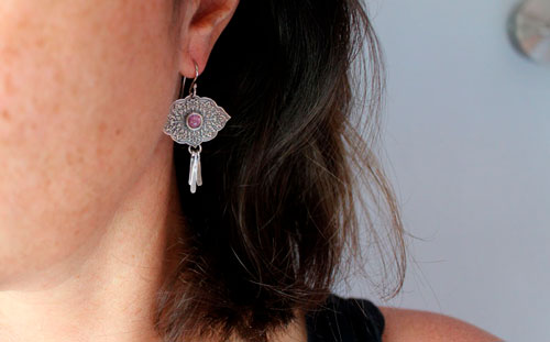 Magnolia, boucles d’oreilles langage des fleurs en argent et alexandrite