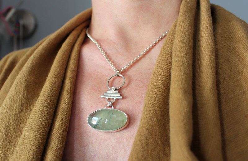 Maïa, collier romain en argent et prehnite