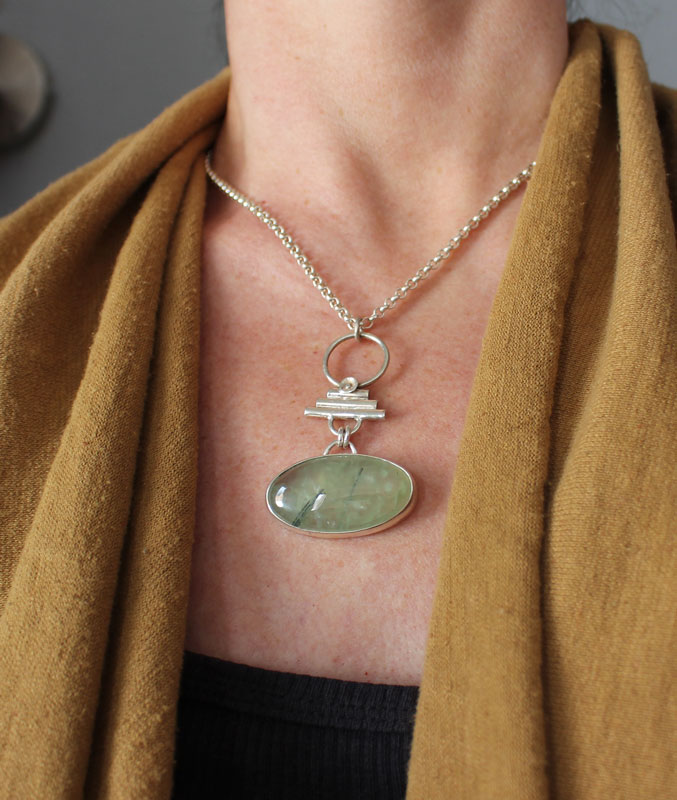 Maïa, collier romain en argent et prehnite