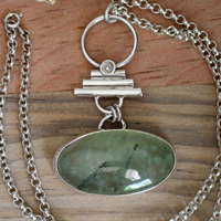 Maïa, collier romain en argent et prehnite