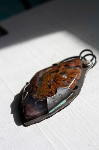 Marée montante, pendentif algue rouge en argent et agate Maury Mountain