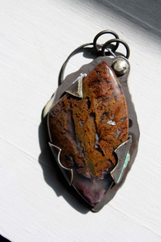 Marée montante, pendentif algue rouge en argent et agate Maury Mountain