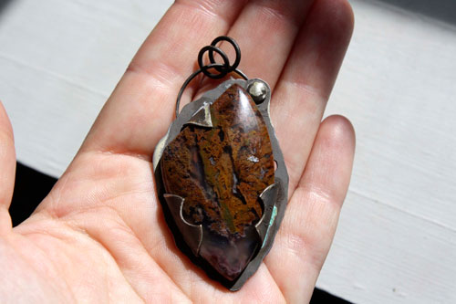 Marée montante, pendentif algue rouge en argent et agate Maury Mountain