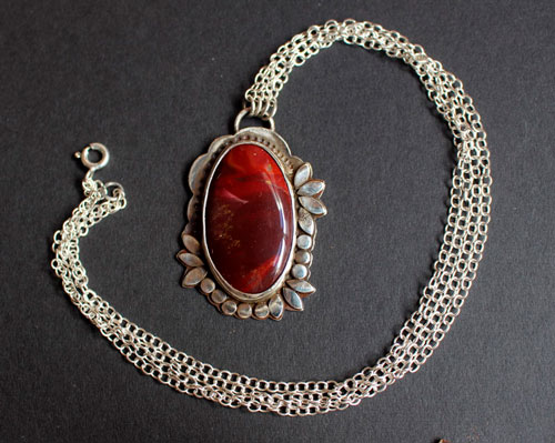 Marie-Antoinette, collier fleur camée en argent massif et jaspe mookaïte