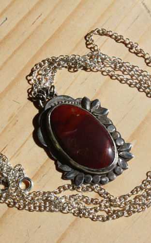 Marie-Antoinette, collier fleur camée en argent massif et jaspe mookaïte