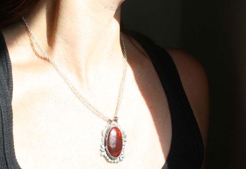 Marie-Antoinette, collier fleur camée en argent massif et jaspe mookaïte