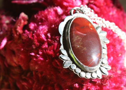 Marie-Antoinette, collier fleur camée en argent massif et jaspe mookaïte