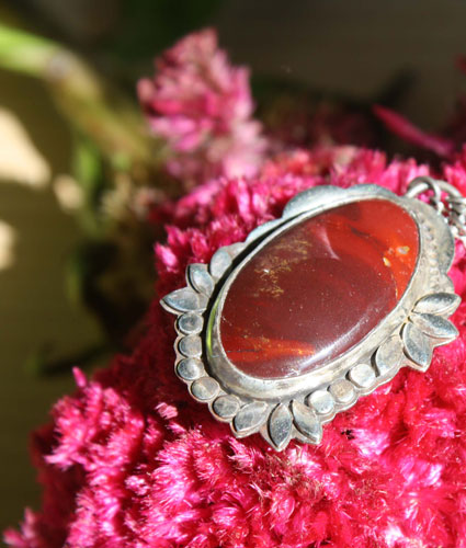 Marie-Antoinette, collier fleur camée en argent massif et jaspe mookaïte