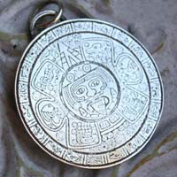 Mésoamérique, pendentif préhispanique aztèque en argent gravé
