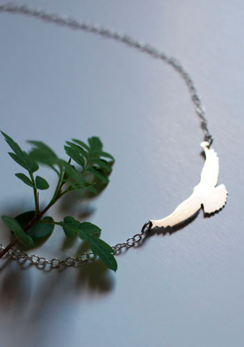 Message, collier oiseau en argent 