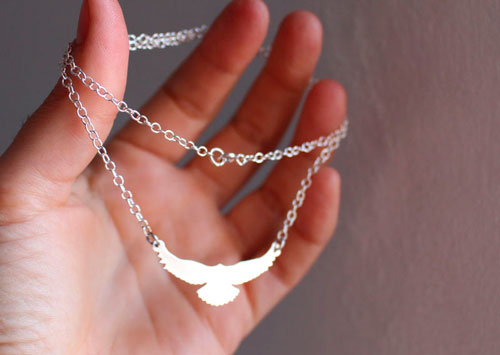 Message, collier oiseau en argent