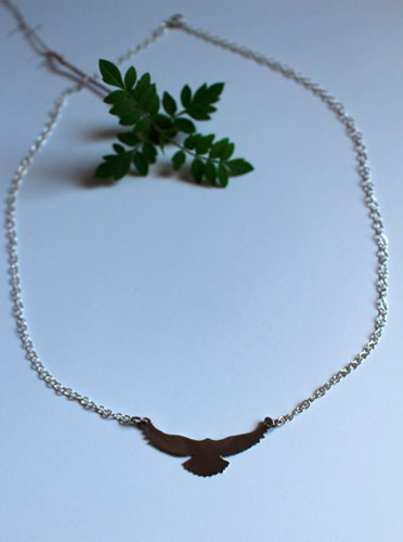 Message, collier oiseau en argent 