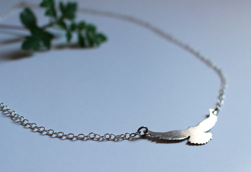 Message, collier oiseau en argent 