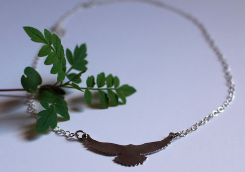 Message, collier oiseau en argent 