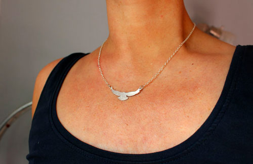 Message, collier oiseau en argent 