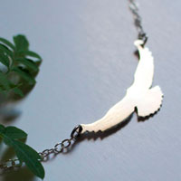 Message, collier oiseau en argent