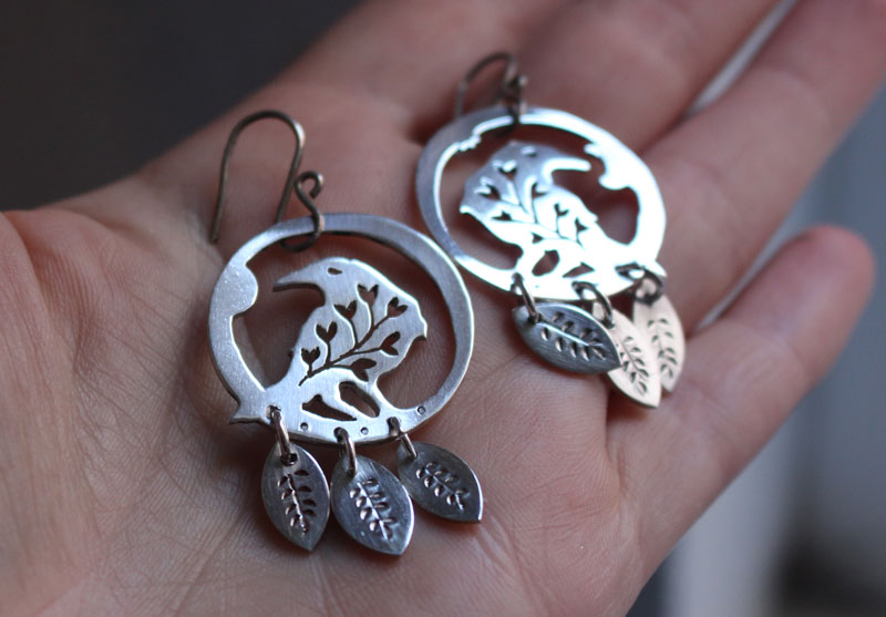 Messager de l’âme, boucles d’oreilles corbeau végétal en argent