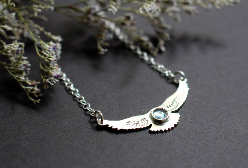 Messager de l’aurore, collier aigle en argent et spinelle