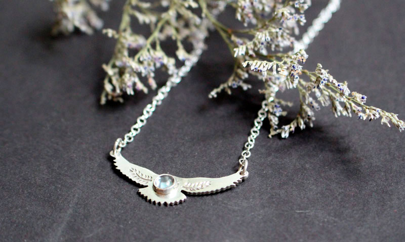 Messager de l’aurore, collier aigle en argent et spinelle