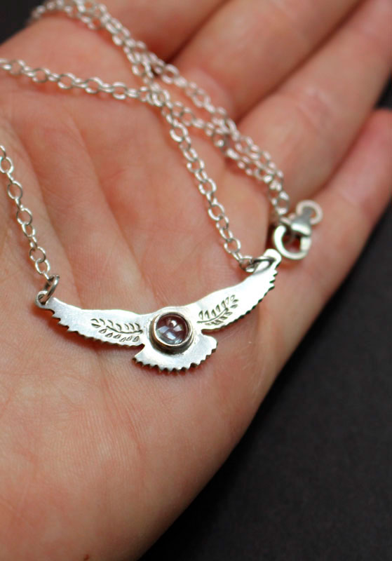 Messager de l’aurore, collier aigle en argent et spinelle