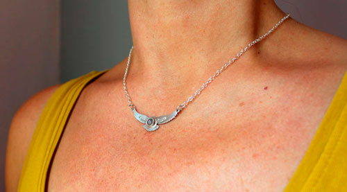 Messager de l’aurore, collier aigle en argent et spinelle