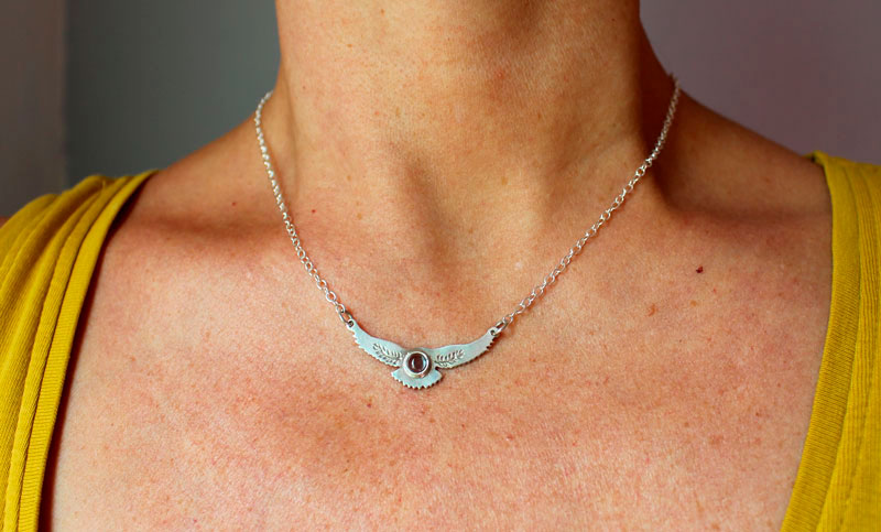 Messager de l’aurore, collier aigle en argent et spinelle