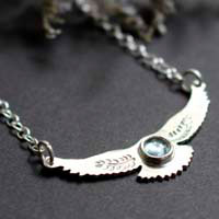 Messager de l’aurore, collier aigle en argent et spinelle