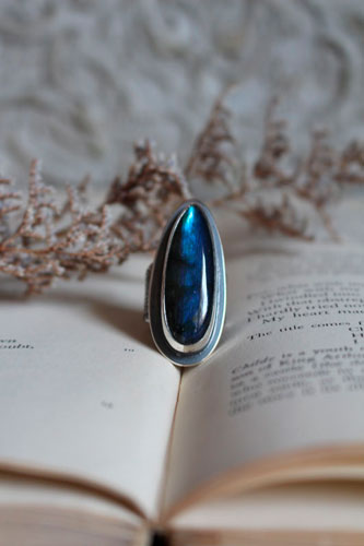 Mon cœur est gravé dans ton écorce, bague fidélité en argent et labradorite