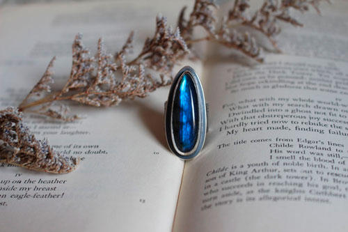 Mon cœur est gravé dans ton écorce, bague fidélité en argent et labradorite