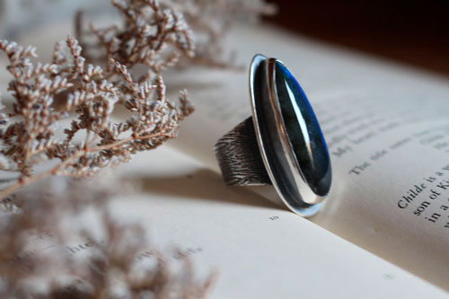 Mon cœur est gravé dans ton écorce, bague fidélité en argent et labradorite