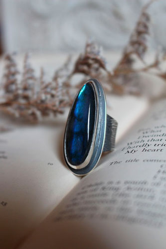 Mon cœur est gravé dans ton écorce, bague fidélité en argent et labradorite