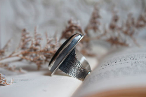 Mon cœur est gravé dans ton écorce, bague fidélité en argent et labradorite