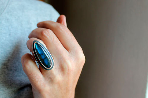 Mon cœur est gravé dans ton écorce, bague fidélité en argent et labradorite