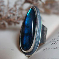 Mon cœur est gravé dans ton écorce, bague fidélité en argent et labradorite