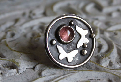 Mourir avec les roses, bague papillon et tourmaline en argent, série animal totem, symbole