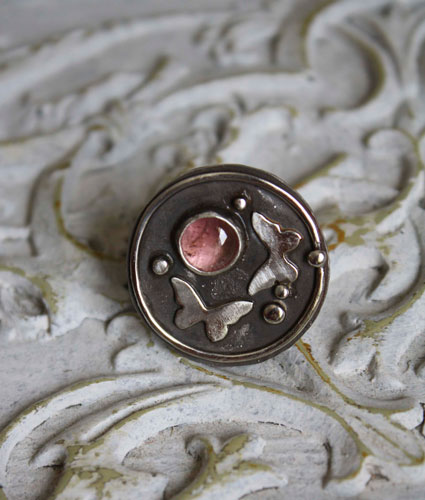 Mourir avec les roses, bague papillon totem en argent et tourmaline rose