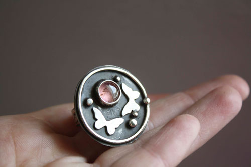 Mourir avec les roses, bague papillon totem en argent et tourmaline rose