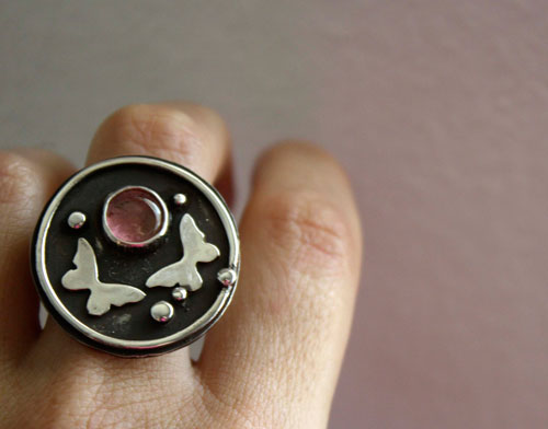 Mourir avec les roses, bague papillon et tourmaline en argent, série animal totem, symbole